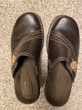 Clarks women’s Brown Leather Slip-On Clogs